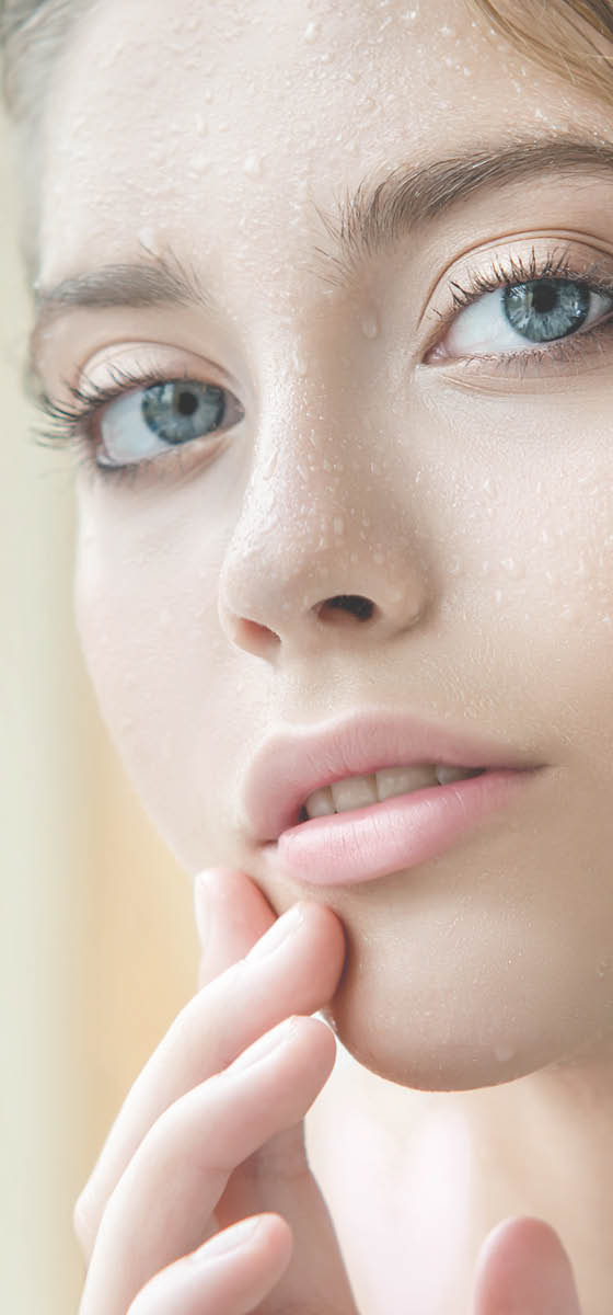 Immagine di una ragazza, molto naturale, che si tocca le labbra con una mano